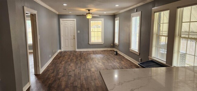 Building Photo - 5733 Dorbrandt St