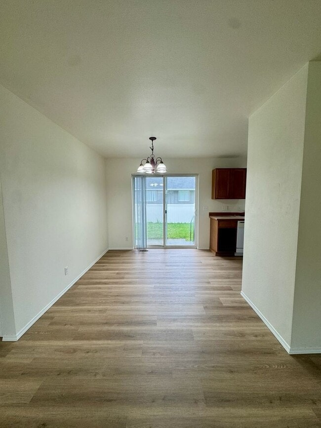 Building Photo - Newly Renovated Ranch Style Home!