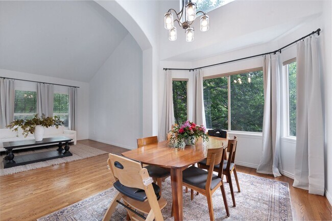 Building Photo - Elegant Mountain-View Retreat in Stone Cro...
