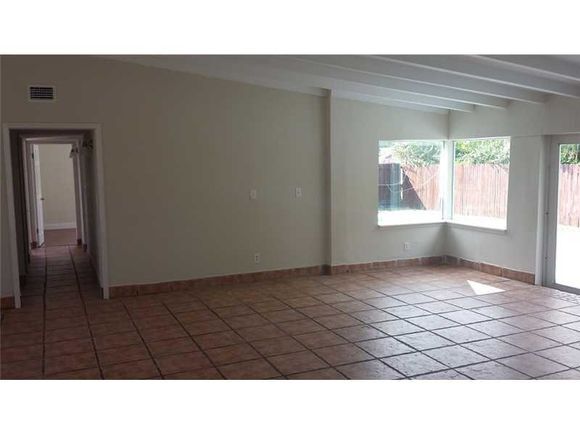 Building Photo - 20322 NE 14th Ct