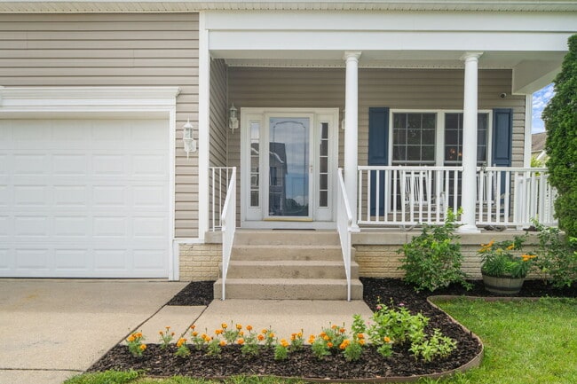 Building Photo - Welcome home to this well-maintained 4-bed...