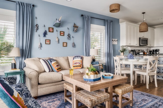 Building Photo - 105 W 7th St