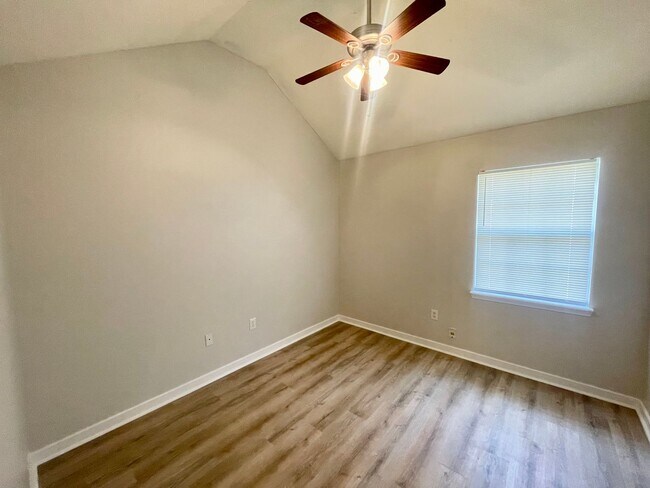 Building Photo - 3 Bedroom/2 bathroom in Pearl for Rent!