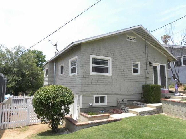 Building Photo - 324 Vista Pl