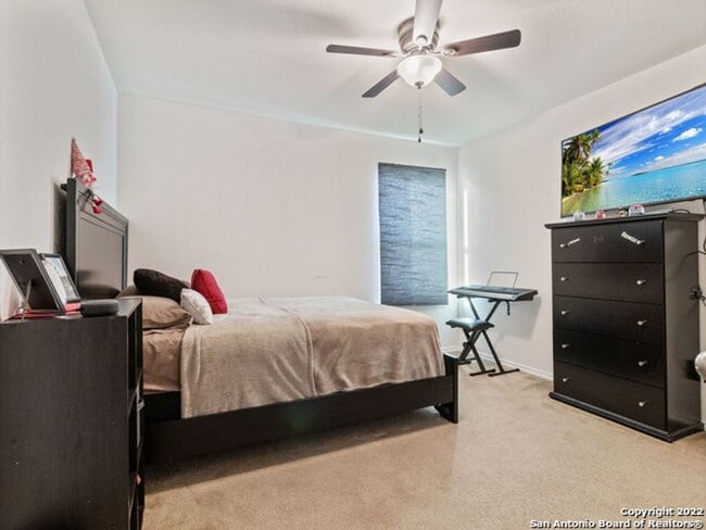 Building Photo - 3 Bedroom w/Game Room