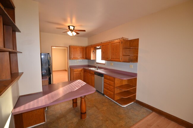 Building Photo - Remodeled 3-4 bedroom, open floor plan, Ne...