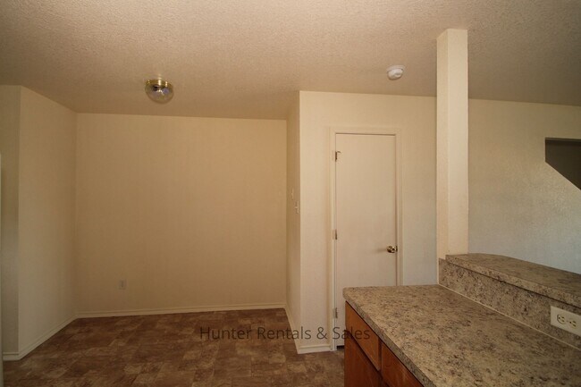 Building Photo - Top Notch living!