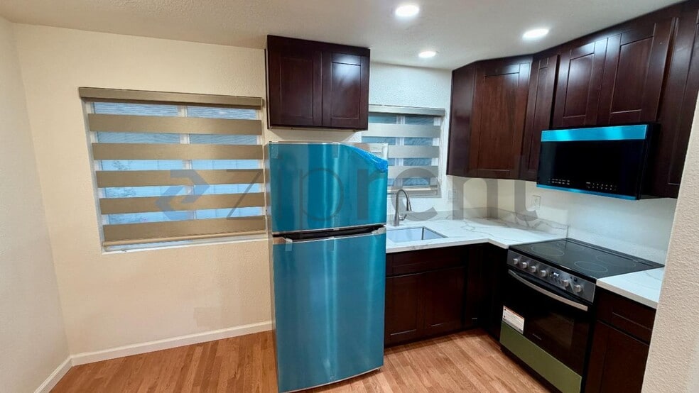 Building Photo - 4564 Angeles Ave