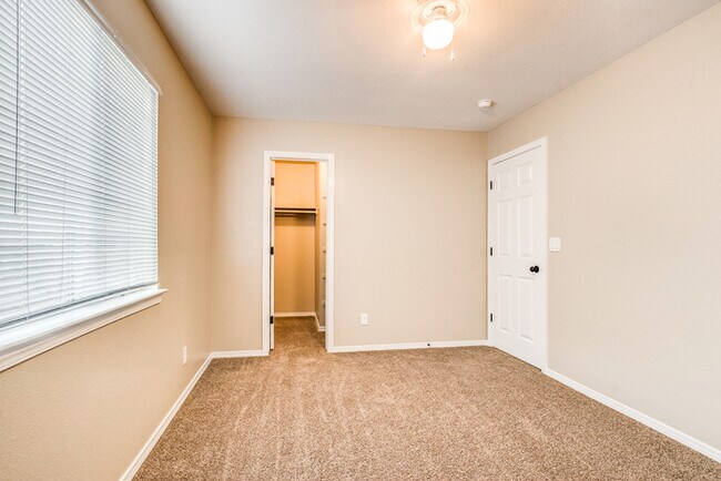 Building Photo - Gorgeous 4 Bedroom Home In Horizon with Refrigerated Air!