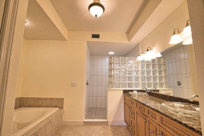 Building Photo - Annual Unfurnished 2 Bedroom 2 Bathroom with a Flex Room in The Waterfront on Venice Island!