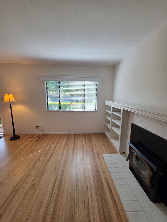 Building Photo - Delightful Single Story 2/2 with Expanded Bath and Beautiful Gardens