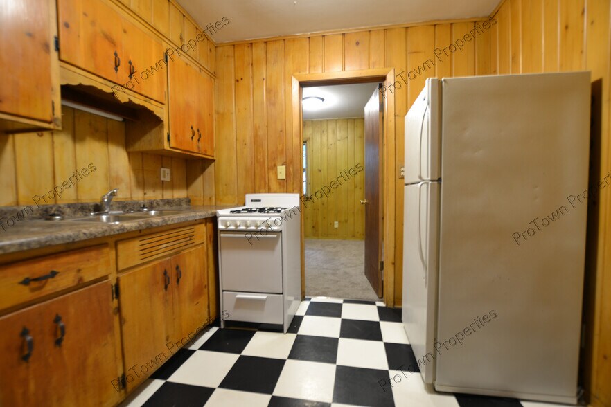 Building Photo - 10 Riverview St