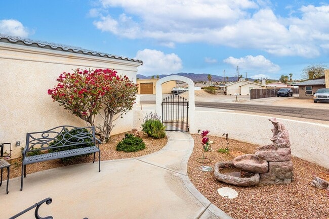 Building Photo - Long Term 4 Bedroom Rental with a Beautifu...