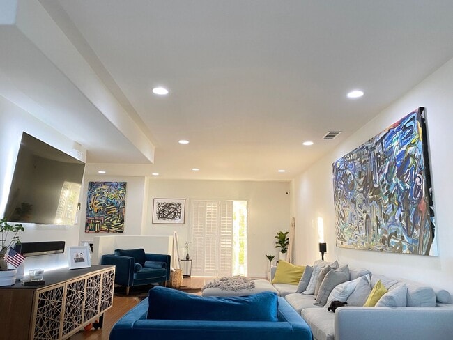 Building Photo - Lovely 3 bd/2.5 ba Townhome - Old Town Torrance!