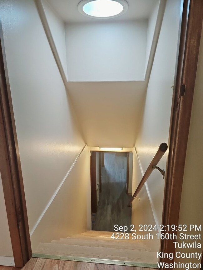 Building Photo - Tukwila/SeaTac daylight rambler - large home for rent - 4 bedrooms 2 bathrooms with 2 kitchens - ...