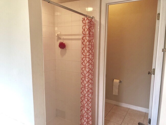Building Photo - 4BR/2BA in Sorrento with large, fenced-in ...