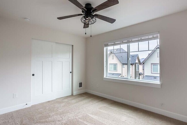 Building Photo - Welcome to the Brownstones at Issaquah Highlands Available August 1st