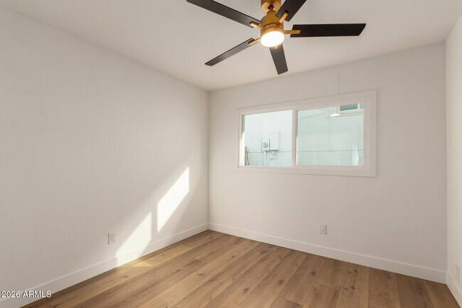 Building Photo - 516 E Greenway Dr