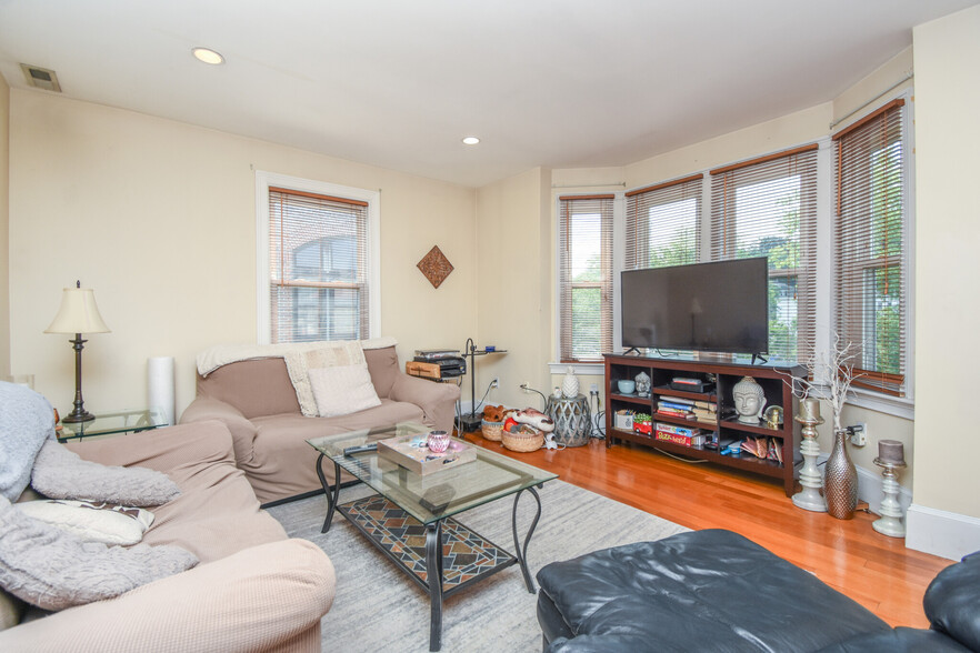 Primary Photo - 431 Faneuil St