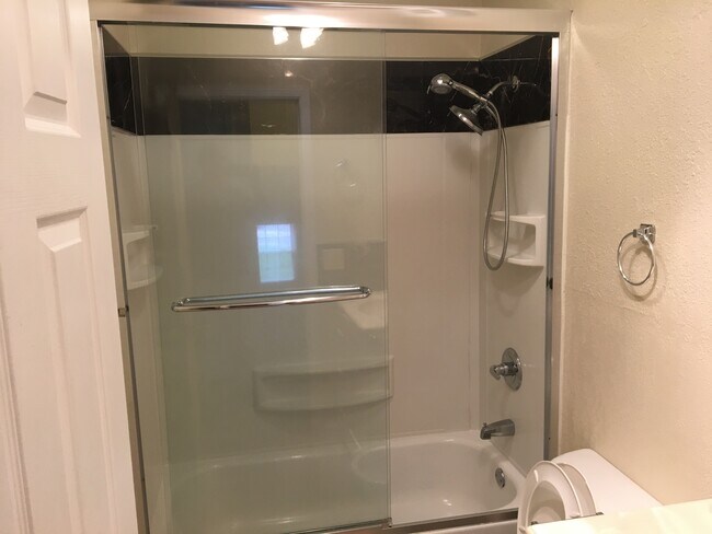 UPSTAIR'S BATH - 2820 Independence St