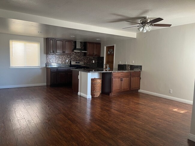 Building Photo - 4 bedroom 2bathroom Home Available now!