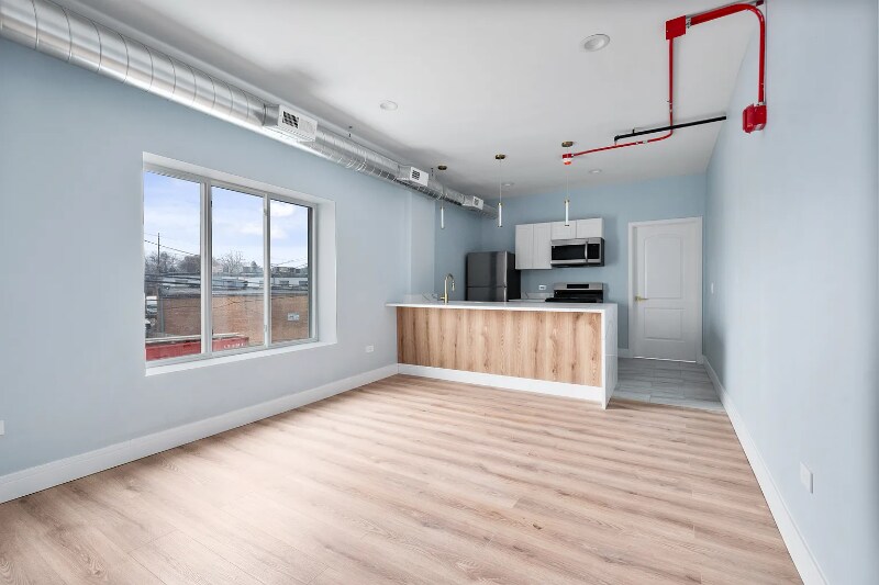 Building Photo - 9919 W Roosevelt Rd