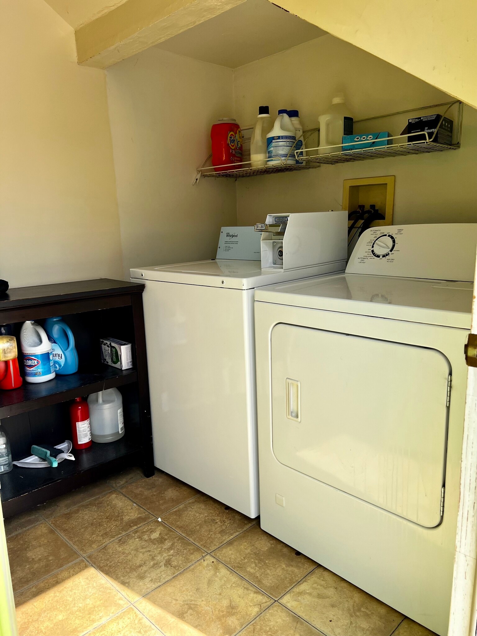 SHARED LAUNDRY - 1738 Carmona Ave