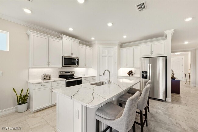 Building Photo - 28044 Sanibel Sands St