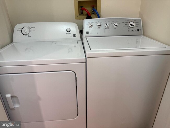 Building Photo - 180 Valley Stream Cir