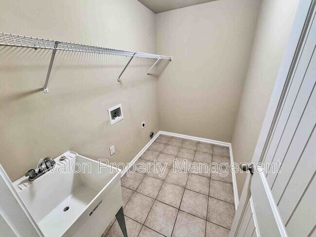 Building Photo - 2435 Manor View