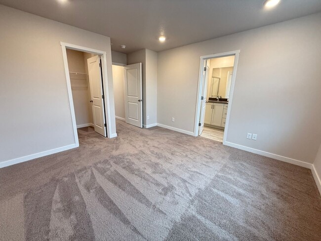 Building Photo - Brand New Stunning 5 Bed/3 Bath Home - Steven's Ranch