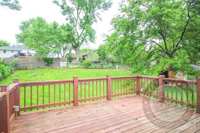 Building Photo - 3 Bedroom 1.5 Bathroom Home Located Minute...