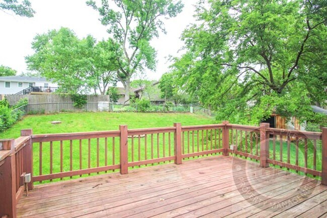 Building Photo - 3 Bedroom 1.5 Bathroom Home Located Minutes from Westroads Mall