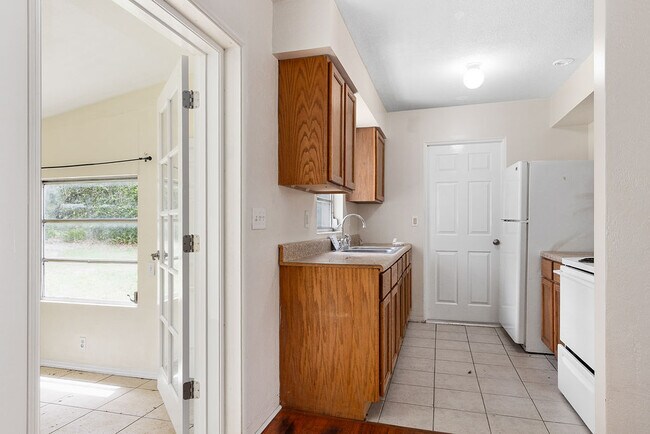 Building Photo - 1526 W Beresford Ave