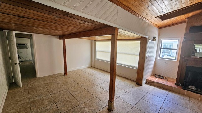 Building Photo - 1150 Bayshore Dr