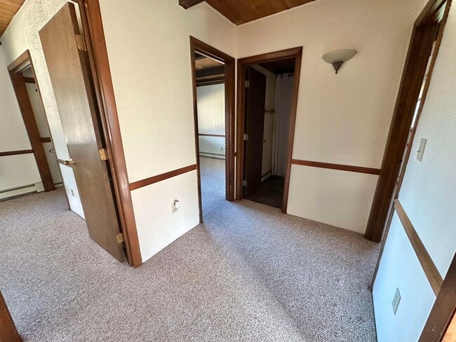 Building Photo - 253 Linderhof Strasse