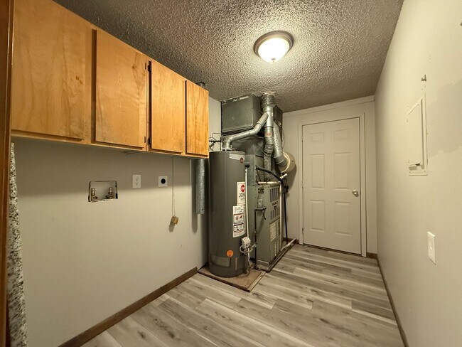 Building Photo - 3 bedroom 1 bath near 37th & Topeka