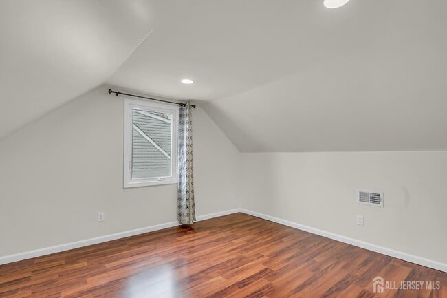 Building Photo - 58 Rose St