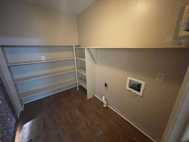 Building Photo - 3 bedroom 2 bathroom  house available now!  Bonus Room!