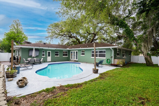 Building Photo - 2076 Burnice Dr