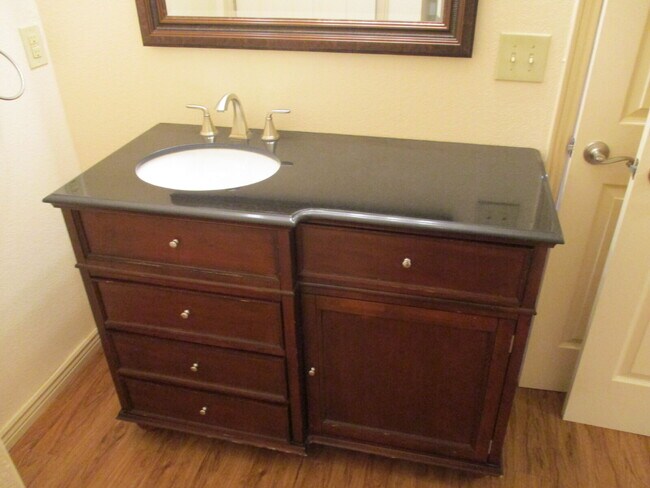 Building Photo - Walkout Basement Apartment - PRICED TO RENT - AVAIL 6/1/26