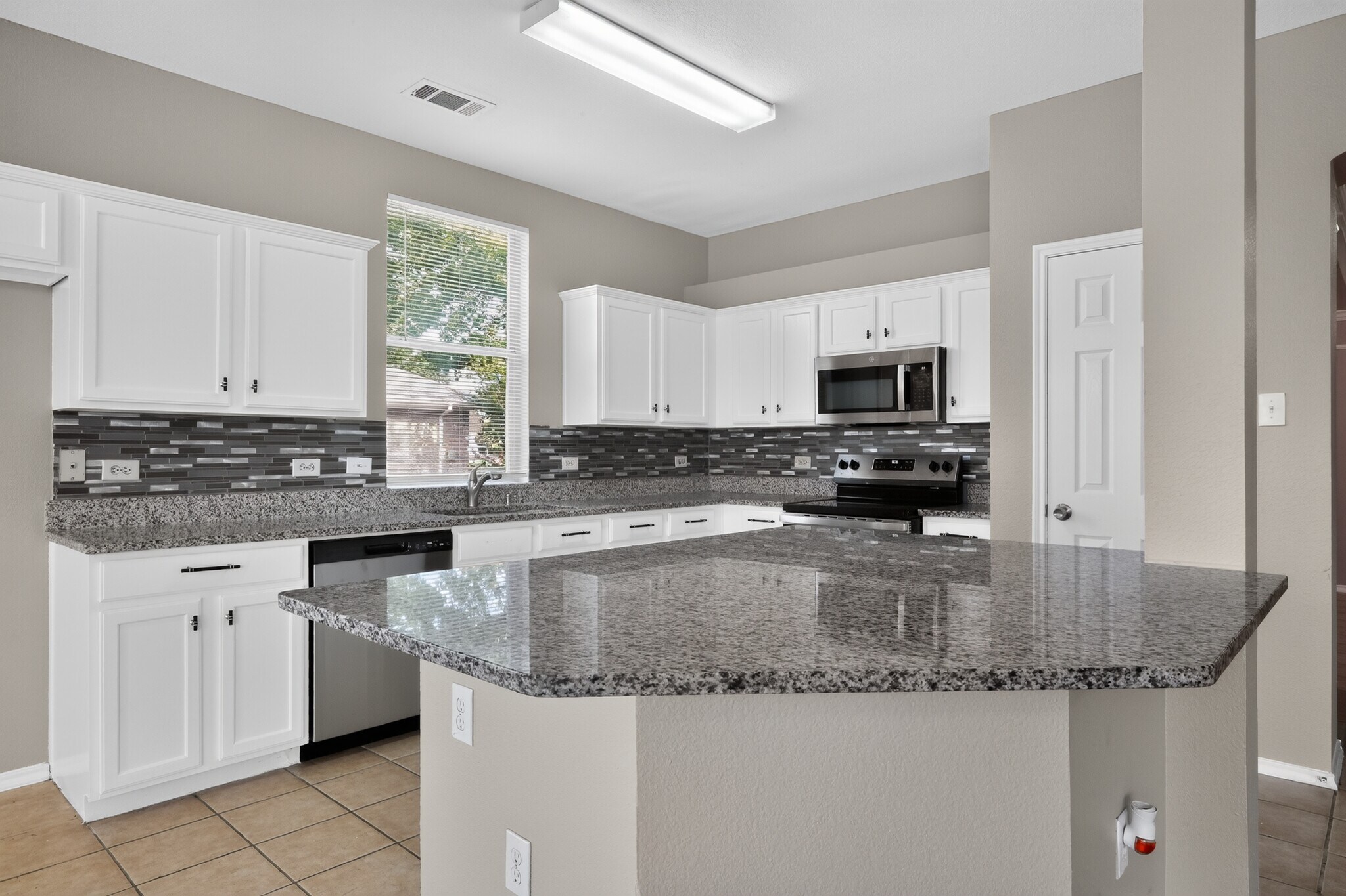 Building Photo - 217 Pinewood Trl