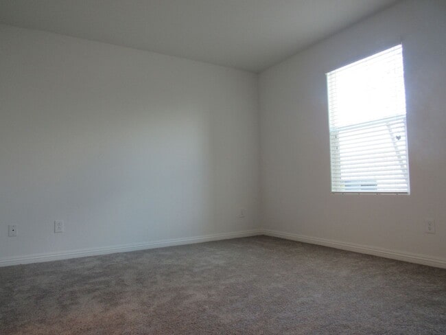 Building Photo - 3 Bedroom Townhome located near Nellis Base!