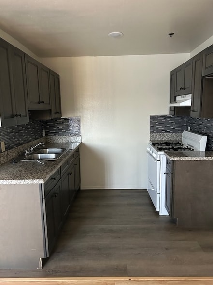 Building Photo - 1018 W 83rd St