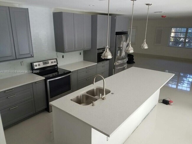 Building Photo - 810 Anastasia Ave
