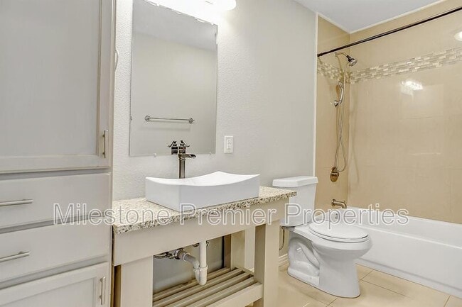 Building Photo - 1231 W Chestnut St