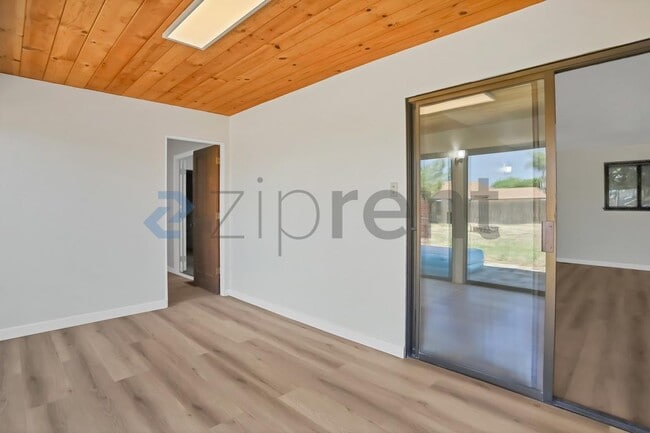 Building Photo - Unit