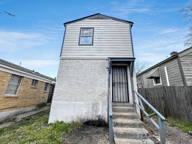 Building Photo - 2115 Bennett Ave