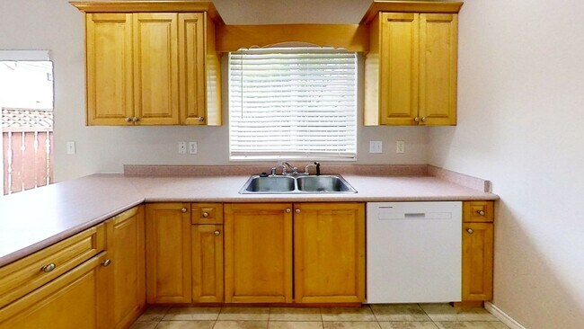 Building Photo - RENT SPECIAL! $500 OFF OF FIRST MONTH! 3 Bedroom, 2.5 Bath in the Cordata/Meridian Area!