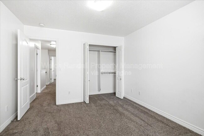 Building Photo - 672 E Clearwater Dr N